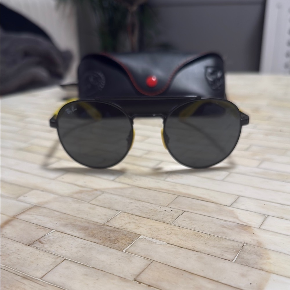 Ray-Ban
RB3696M Scuderia Ferrari Collection